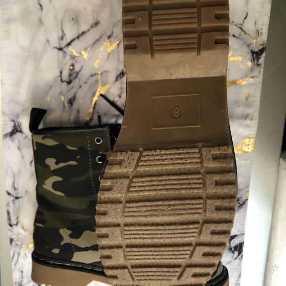 🚫SOLD!🚫Women’s camo combat boots - Picture 3 of 3